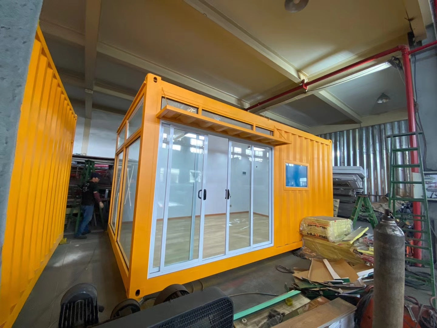 Container Vitré Container bureau mobile 20 pieds x 8, couleur jaune, bien vitré avec i ...